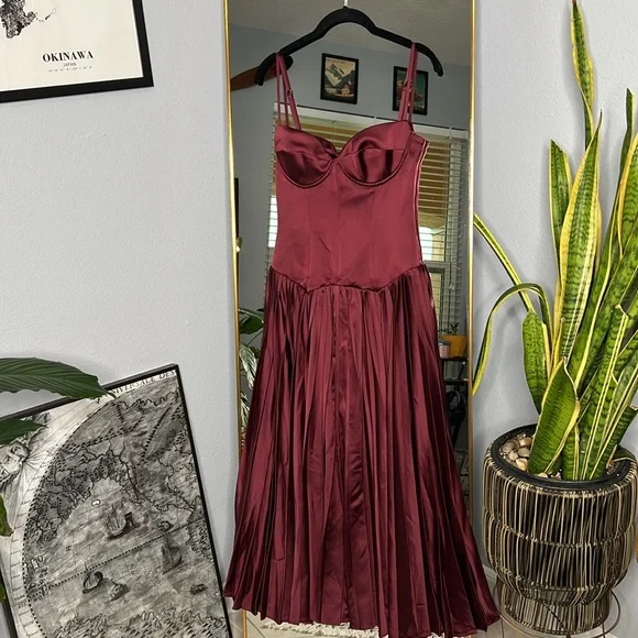 HOUSE OF CB 'Beau' Wine Pleated Midi Dress NWOT - Picture 6 of 10